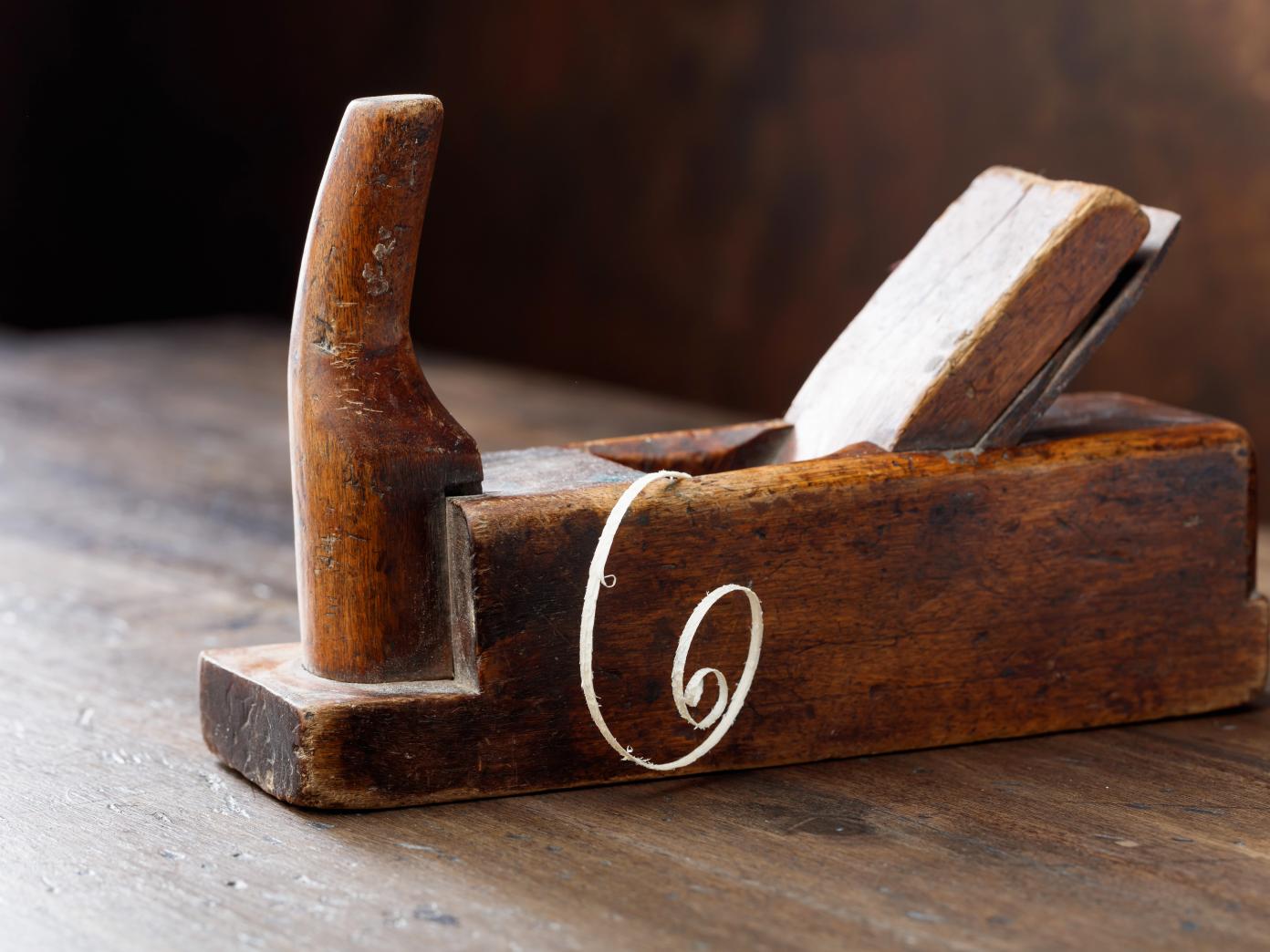 Patineret pudshøvl i træ.