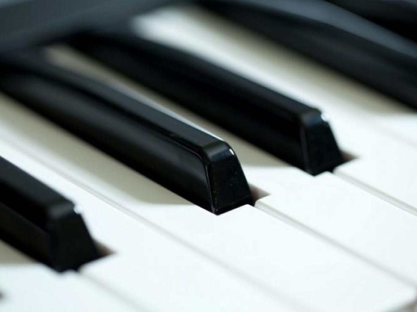 Nærbillede af klavertangenter. 