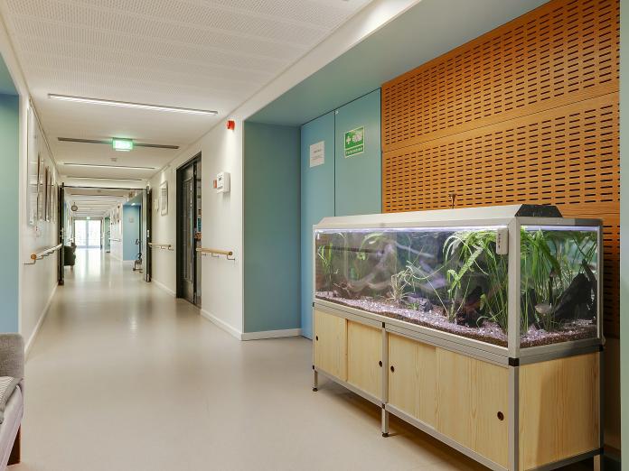 Gangareal med et stort akvarie. 