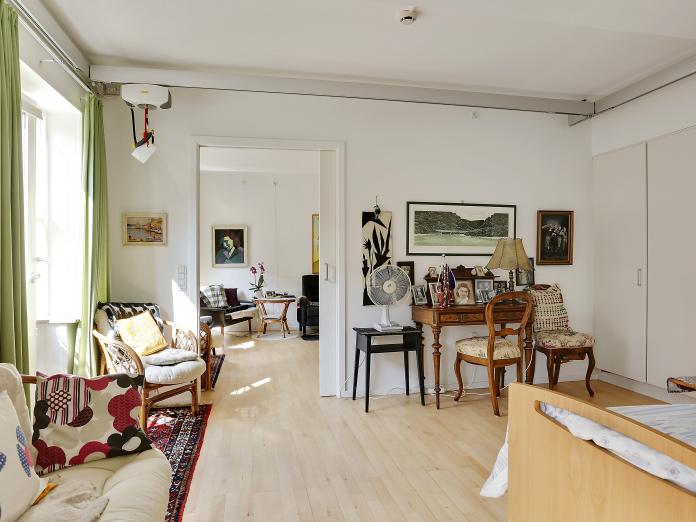 Soveværelse med indbyggede skabe, skydedør ind til stue og loftslift. 