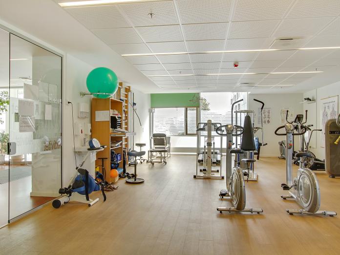 Træningsrum med cykler, løbebånd, motionsbold og andre maskiner.
