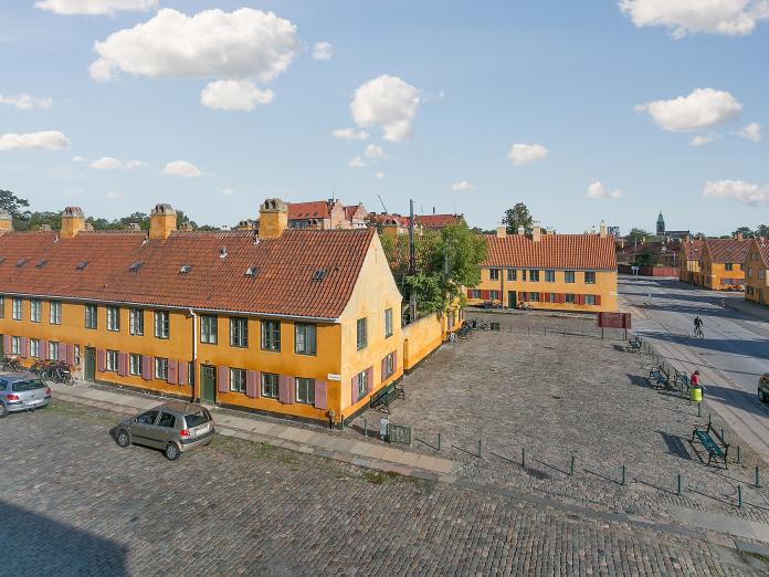 Udsigt fra Nybodergården ned på Nyboder og den brostensbelagte vej mellem husene.