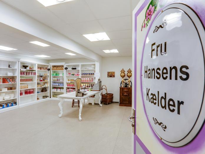 Rum indrettet som gammeldags viktualiebutik kaldet ”Fru Hansens Kælder” med varer på hylderne, en vægt, kaffekværn og gammeldags kasseapparat. 