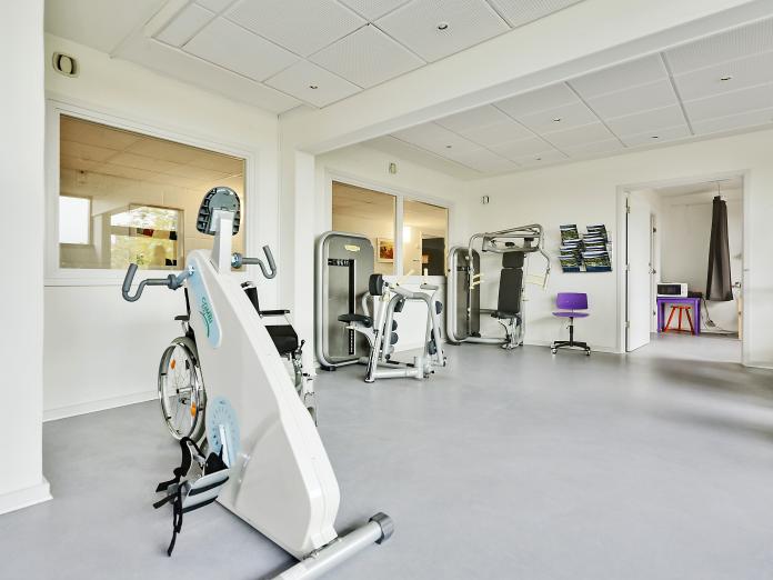 Motionsrum med motionsmaskiner blandt andet en siddende motionscykel.