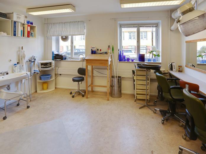 Rum indrettet som frisørsalon med to klippestationer med spejl og udsugning. 