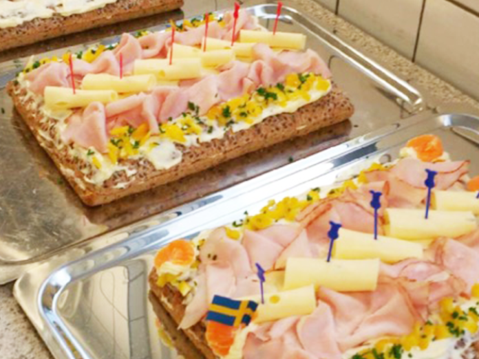 Store sandwicher med skinke og ost pyntet med tandstikker og flag.