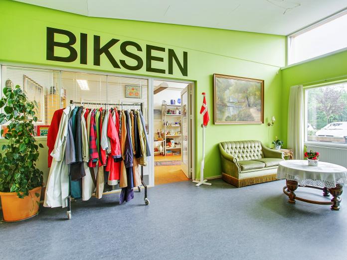 Grøn facade til en butik – ”Biksen” – som er en genbrugsbutik, hvor man kan købe tøj, nips og møbler.