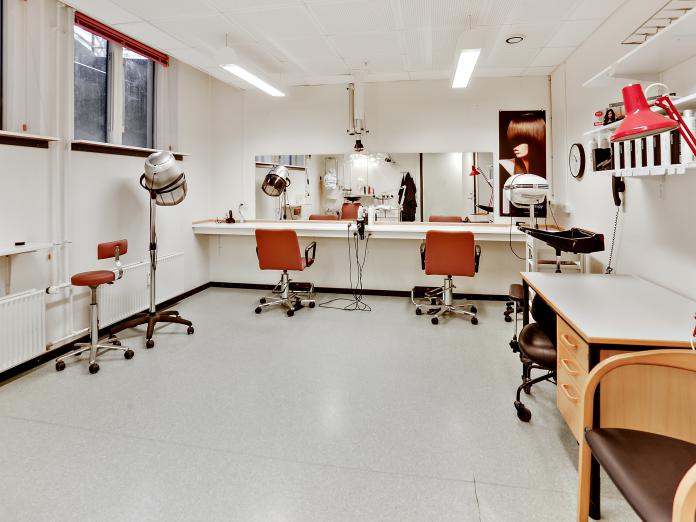 Frisørsalon med to stationer. Salonen er indrettet med tørrehjelme og udsug.