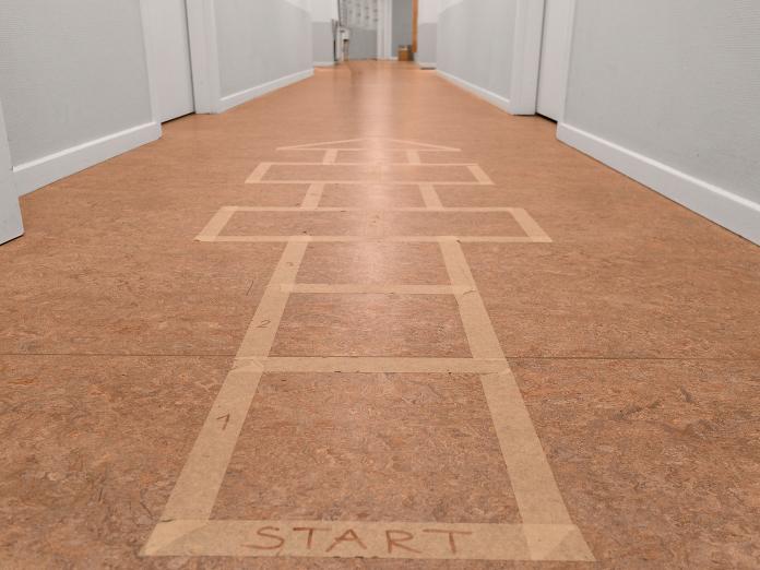 Billede af hinkerude på gulvet i gangareal. 