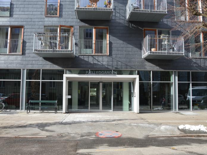 Indgangsparti til plejehjemmet set fra vejen.