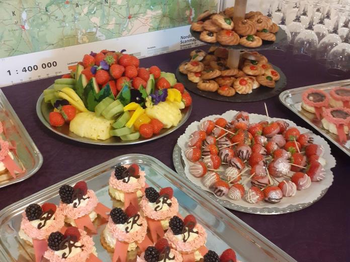 Fade med frugt og forskellige slags kage. Alle fint pyntet.