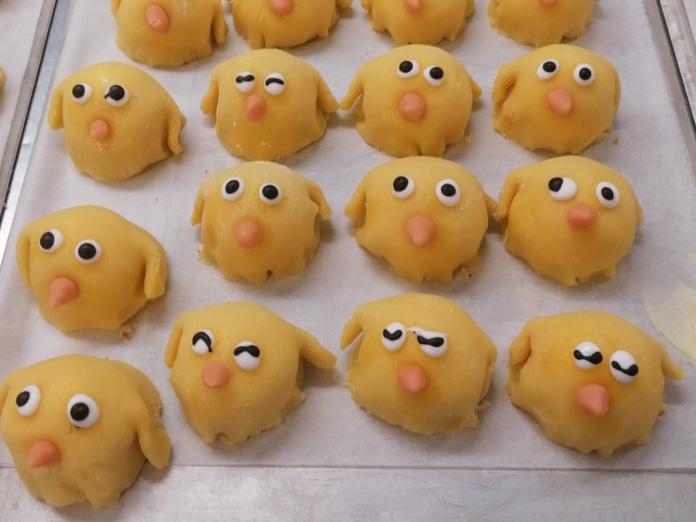 Små kager formet som påskekyllinger.