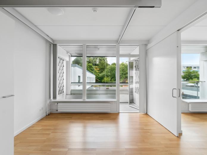 Umøbleret soveværelse med udgang til altan.